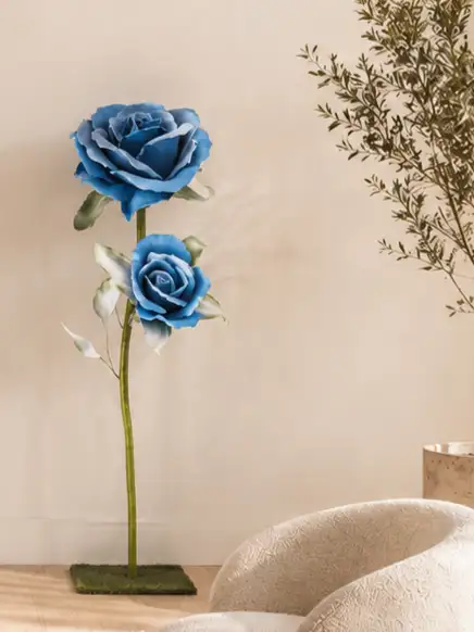 Rose Azzurre Soggiorno minimalista con luce naturale2