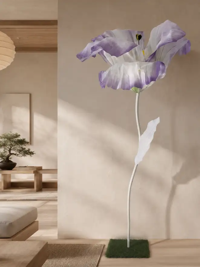 Tulipano Bianco Viola Sala minimalista con scultura floreale2